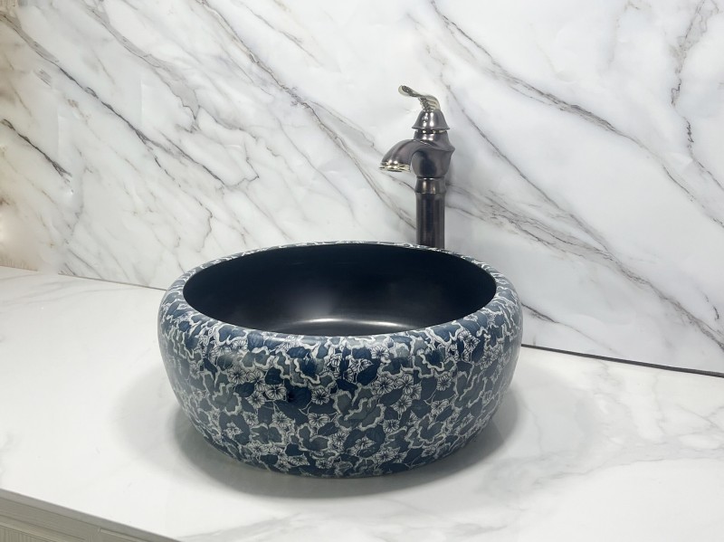 Cuve de lavabo et fleurs