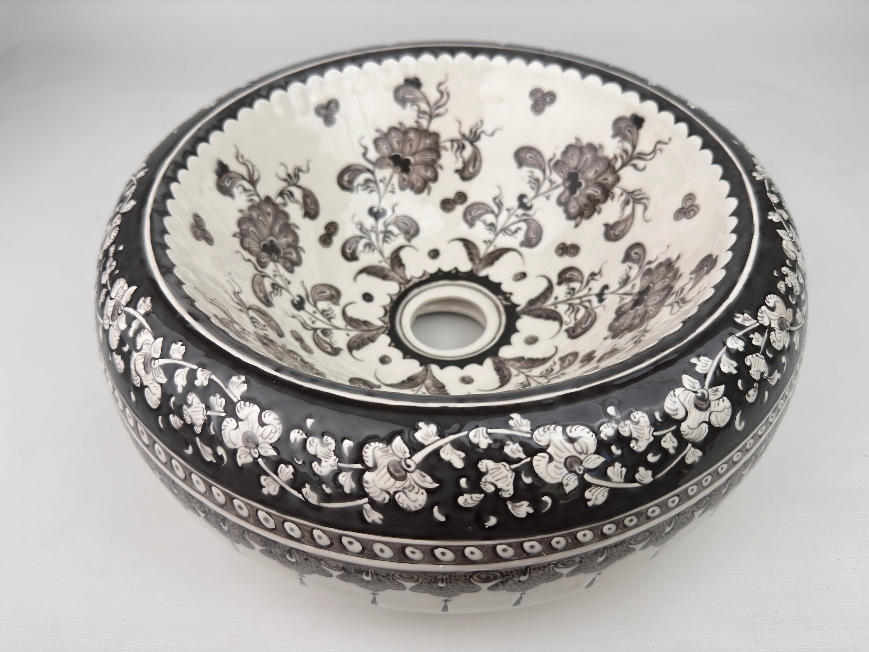 Cuve de lavabo et fleurs